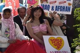 反戦アート集団“桃色ゲリラ”の活動を描いたドキュメンタリー