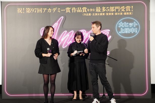『ANORA アノーラ』来日記念舞台挨拶の様子