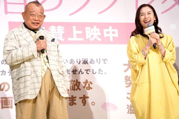 夫婦役を演じた笑福亭鶴瓶と原田知世