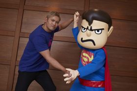 劇中ではスーパーマンらに瞬殺されてしまったオカダ・カズチカ。取材では吉田くん×スーパーマンのキャラクター“スパ田”と対戦？