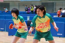 元天才卓球少女の多満子(新垣)と元プロボクサーの萩原(瑛太)がミックスを結成