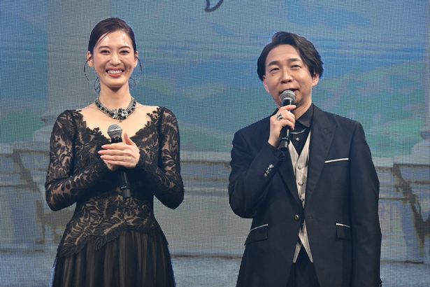 女王役の月城かなとと魔法の鏡役の諏訪部順一