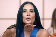 『サブスタンス』より、デミ・ムーアが披露するエアロビレッスン風景の本編映像が到着