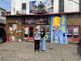 「御成座」を訪れた、ジャガモンド斉藤と松井咲子がその魅力を探る！