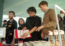 早くも世界中を熱狂させているポン・ジュノ監督最新作『ミッキー17』に、日本の映画人たちも脱帽！