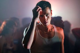 吸い込まれるような瞳にドキッとさせられる…存在感を放つハリス・ディキンソン