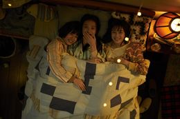 ベッドの上で天井のスチールカメラに気づいて笑う3人