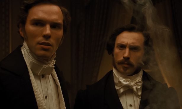 エレンの夫、トーマスをニコラス・ホルト、トーマスの友人・フリードリヒをアーロン・テイラー＝ジョンソンが演じる