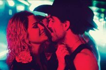 劇中曲「Mi Camino」を歌うセレーナ・ゴメス