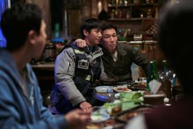 『ベテラン 凶悪犯罪捜査班』ファン・ジョンミンvsチョン・ヘイン！エプロン姿でラーメン対決動画