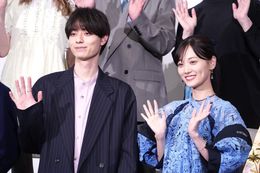 映画『山田くんとLv999の恋をする』(公開中)公開記念舞台挨拶で笑顔を見せるW主演の作間龍斗＆山下美月