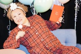 ブリジットを「友だちだと思っている」と笑顔を見せたバービーがパジャマでポーズ！