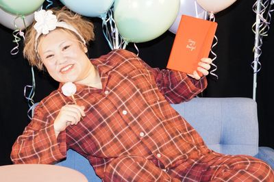 ブリジットを「友だちだと思っている」と笑顔を見せたバービーがパジャマでポーズ！