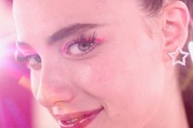 『サブスタンス』でスー役を演じるマーガレット・クアリー