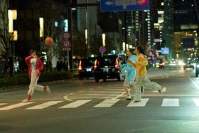 主人公3人が夜の東京を自由に駆け抜ける