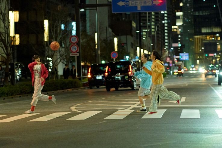 主人公3人が夜の東京を自由に駆け抜ける