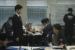 小栗旬主演、新型コロナウイルスの脅威に迫る『フロントライン』緊張の“最前線”を切り取った場面写真