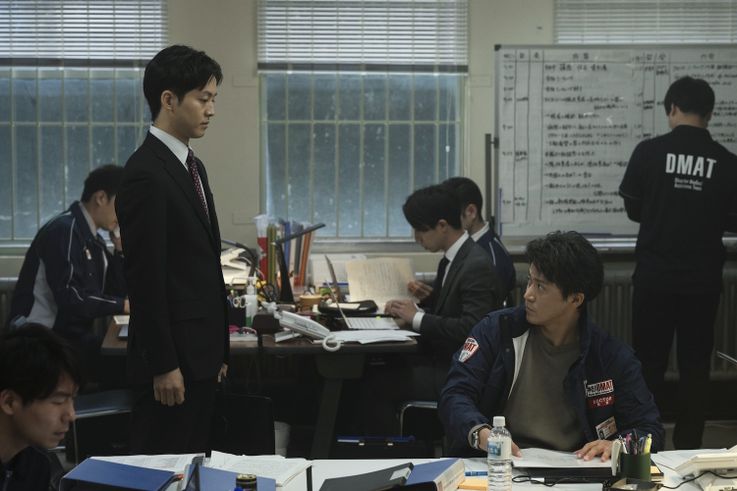 小栗旬主演、新型コロナウイルスの脅威に迫る『フロントライン』緊張の“最前線”を切り取った場面写真