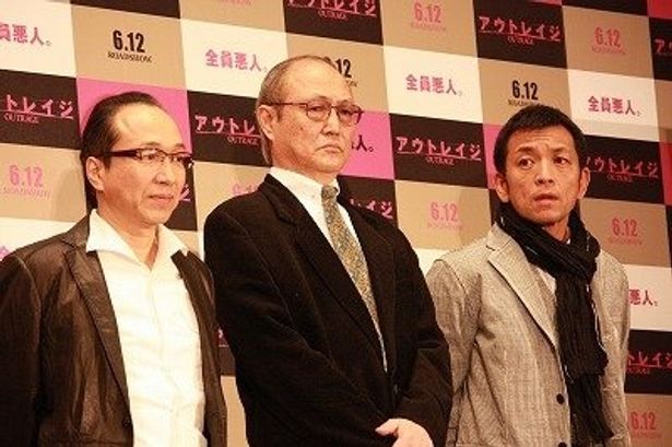 左から：警察官役の小日向文世、村瀬組の組長役の石橋蓮司、村瀬組の若頭役の中野英雄