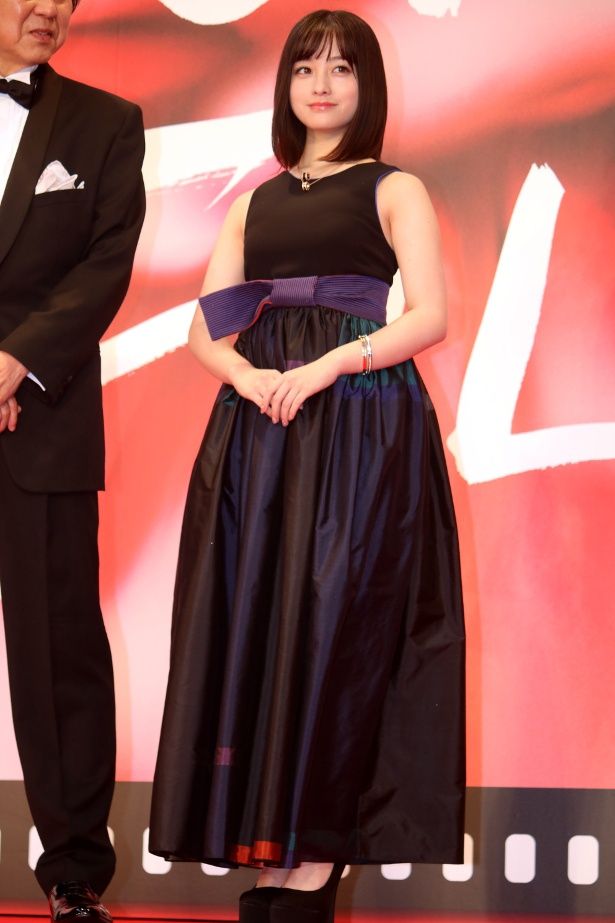 【写真を見る】橋本環奈、勝負ドレスの全身ショット