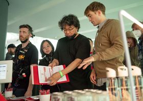 『ミッキー17』にまつわる製作秘話をポン・ジュノ監督が明かす