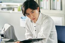映画『見える子ちゃん』で京本大我が霊に憑りつかれた高校教師、遠野善役