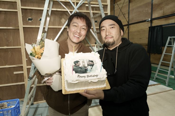 撮影中に40歳の誕生日を迎えた丸山がお祝いの‟差し入れ”に笑顔