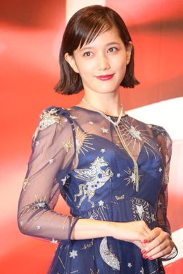 本田翼はセクシーなシースルードレスで登壇