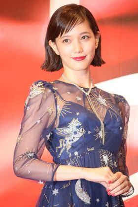 本田翼はセクシーなシースルードレスで登壇