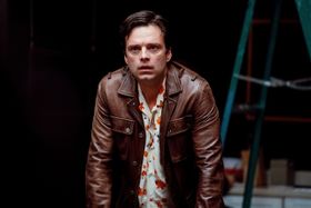 過激な治療を受け、念願の新しい顔を手に入れたエドワード(セバスチャン・スタン)