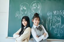 原作者、泉朝樹による可愛いイラストが描かれた黒板を前に写した1枚