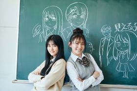 原作者、泉朝樹による可愛いイラストが描かれた黒板を前に写した1枚