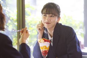 自信満々な笑顔を浮かべる明子