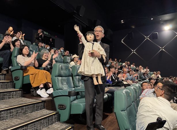 【写真を見る】矢口監督＆アヤ人形の登場に、満員の会場が大興奮！驚きと笑い、拍手喝采に「アヤちゃんのおかげです！」