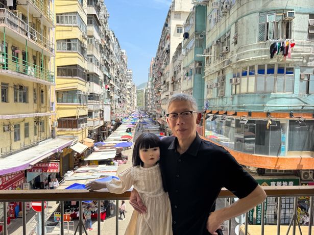 映画祭の前後で香港の観光名所をめぐった矢口監督とアヤ人形