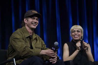 アナキン・スカイウォーカー役のヘイデン・クリステンセンとアソーカ役のロザリオ・ドーソンが登場！