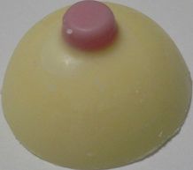 ホワイトチョコとピンクチョコの色合いが艶めかしいおっぱいチョコレート
