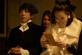 有名なオペラの上演を正反対の表情で待つ露伴と京香