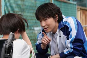 主人公で綾野演じる小学校教諭の薮下誠一が、児童、拓翔に口止めを促すような場面を捉えた場面写真