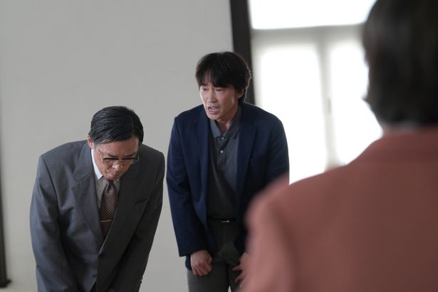 綾野演じる小学校教諭の薮下誠一