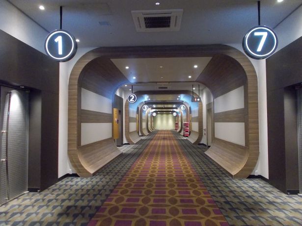 【写真を見る】かつて炭鉱の町として栄えた郷愁も感じる、炭鉱の坑道をイメージしたTOHOシネマズ 直方のコリドー