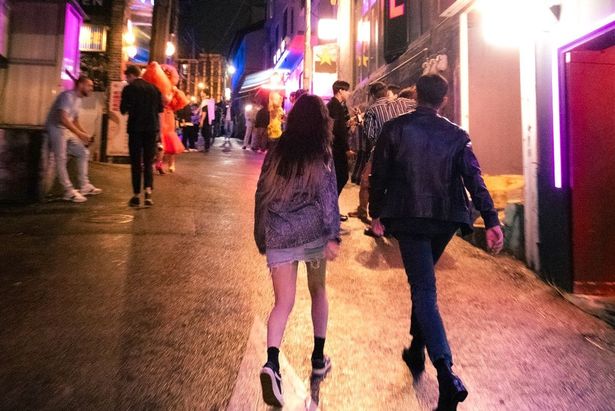 お互い心を開き、夜な夜なクラブで飲み明かすジェヒとフンス(『ラブ・イン・ザ・ビッグシティ』)