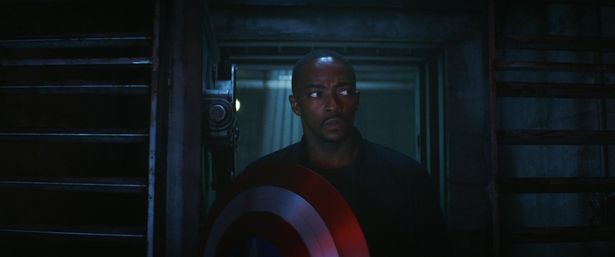 初代キャプテン・アメリカことスティーブ・ロジャースから盾を託された、ファルコンことサム・ウィルソンの物語が描かれる