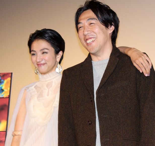 石川監督と肩を組んだ