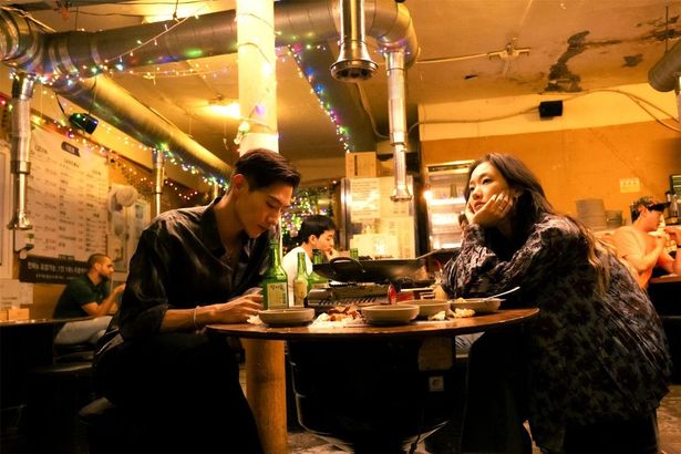 大学の帰りにフンスの秘密を知ったジェヒは、彼を飲みに誘う