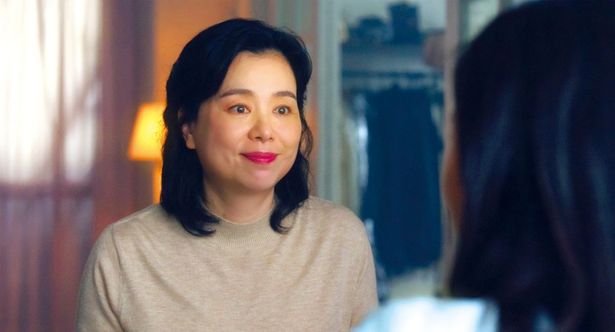 フンスの母(チャン・ヘジン)。快活な性格だが、フンスの秘密に憂いている