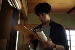 『ユリゴコロ』で殺人者による手記の真相を探る亮介を演じる松坂桃李