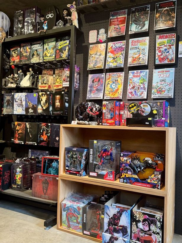 高円寺店取り扱い商品の一例 アメコミやホラー系フィギュアのコーナー