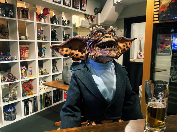 「Bar CHASE」でビールを呑んでくつろぐブレイン・グレムリン