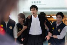 阿部寛主演、日本×台湾合作『キャンドルスティック』金融システムの“隙”が生んだ混乱を捉えた場面写真